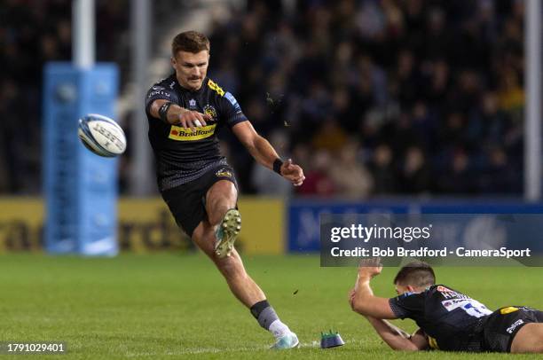 Exeter Chiefs' Henry Slade kicks the winning penalty during the Gallagher Premiership Rugby match between Exeter Chiefs and Gloucester Rugby at Sandy...