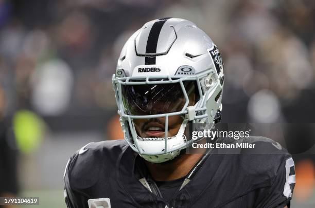 Running back Josh Jacobs of the Las Vegas Raiders warms up before a game against the New York Jets at Allegiant Stadium on November 12, 2023 in Las...