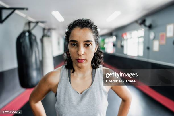 portrait of a mid adult woman at boxe gym - sport determination stock pictures, royalty-free photos & images