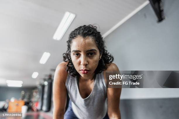 portrait of a tired mid adult woman at boxe gym - sport determination stock pictures, royalty-free photos & images