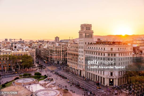 placa de catalunya and barcelona skyline at sunset, catalonia, spain - barcelona hotel stockfoto's en -beelden