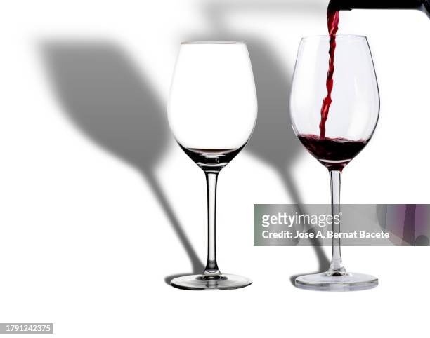 a bottle of red wine and two wine glasses on a white background. - burgundy stockfoto's en -beelden