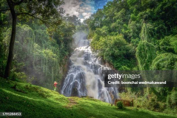 light and campfire on night time at mae tear waterfall near doi inthanon in chiang mai, northen, thailand - provincia-de-chiang-mai fotografías e imágenes de stock