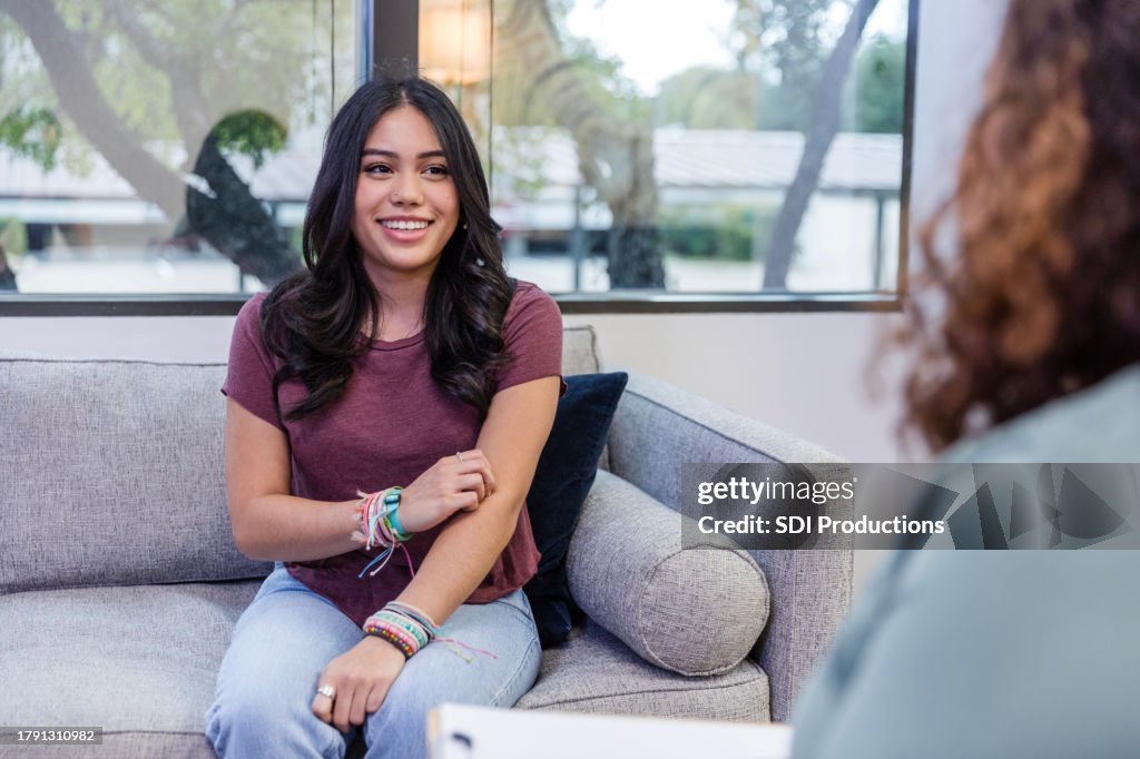 インタビュー中に笑顔を見せる若い大人の女性