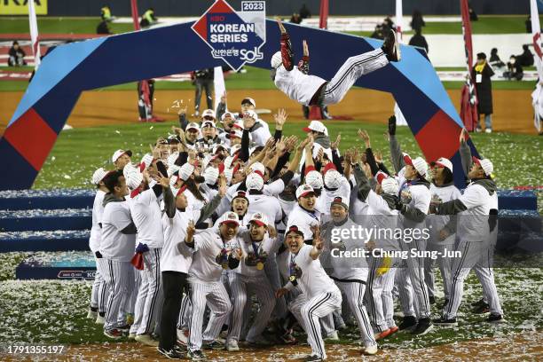 Twins players throw their manager Youm Kyung-youb into the air after winning the Korean Series Game Five between LG Twins and KT Wiz at Jamsil...