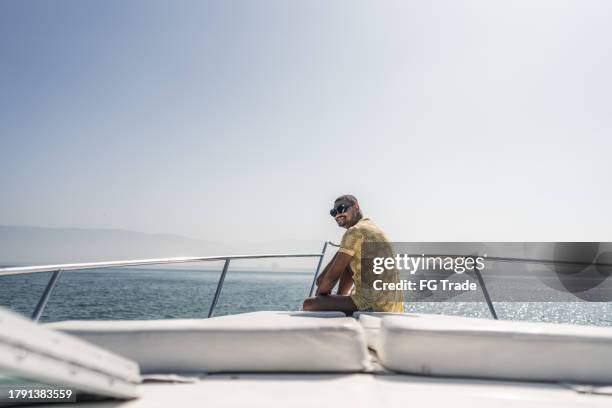 mid adult man on a speedboat ride - motorboot varen stockfoto's en -beelden