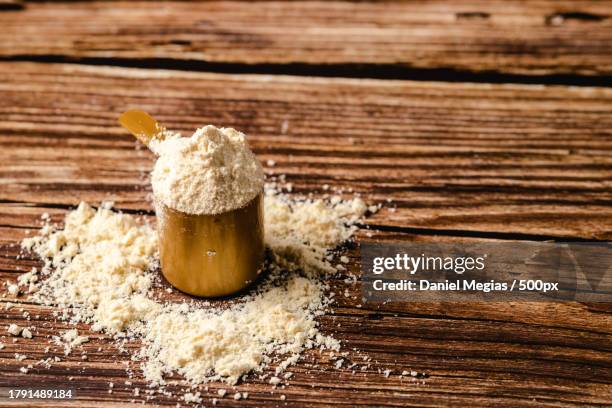 whey protein scoop powder on wood background,copy space - molke stock-fotos und bilder