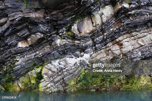 rock strata of basalt and quartz - gesteentelaag stockfoto's en -beelden