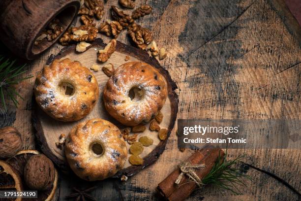 süßer mini-gugelhupf - rosine stock-fotos und bilder
