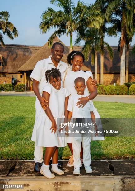 portrait of happy black family in backyard,accra,ghana - ghanaian family stock-fotos und bilder