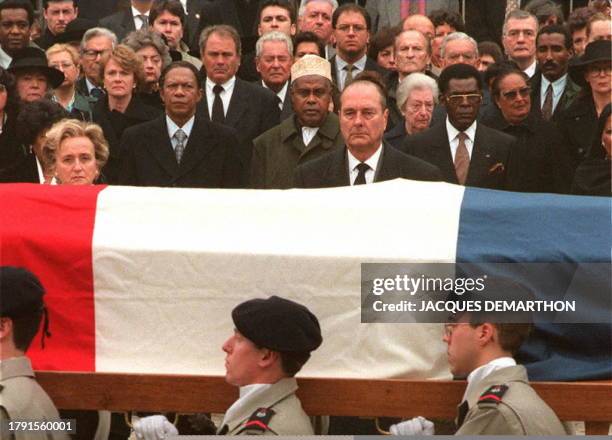 Le président Jacques Chirac , son épouse Bernadette , et de nombreuses personnalités africaines assistent, le 24 mars aux Invalides à Paris, aux...