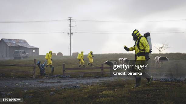 paisaje contaminado - mono blanco traje protector fotografías e imágenes de stock