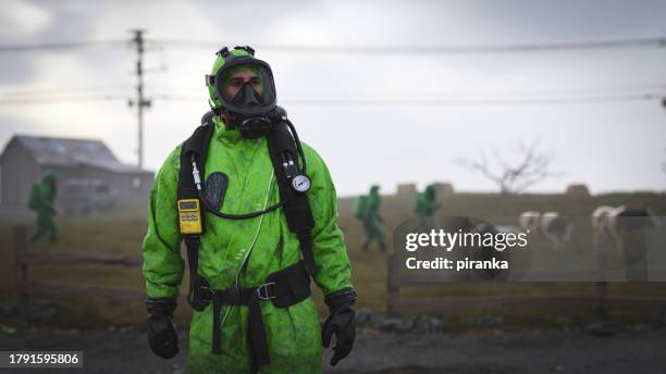 paisaje contaminado - hazmat fotografías e imágenes de stock