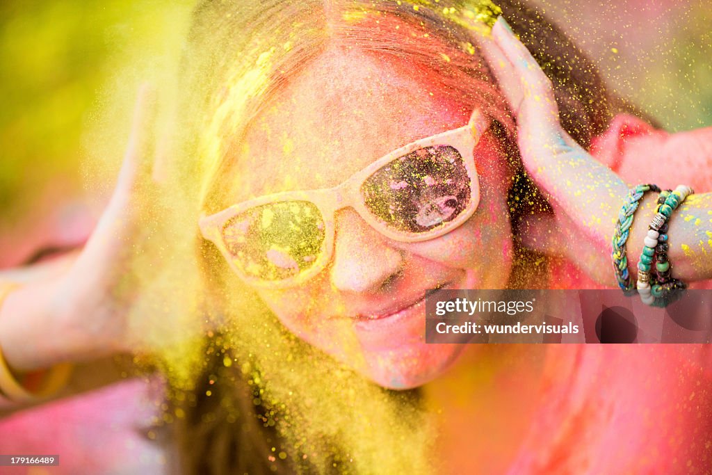 Hipster Mädchen mit Sonnenbrille in Holi Festival