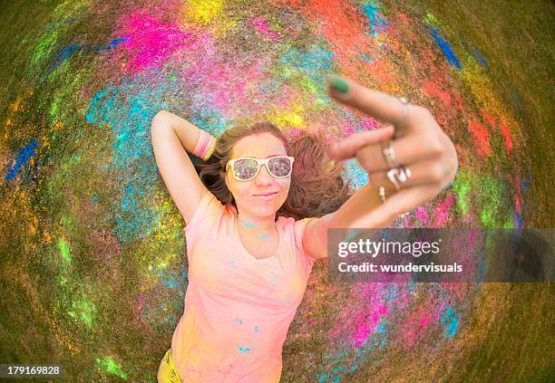 adolescente cubierto de polvo en holi festival - gran angular fotografías e imágenes de stock
