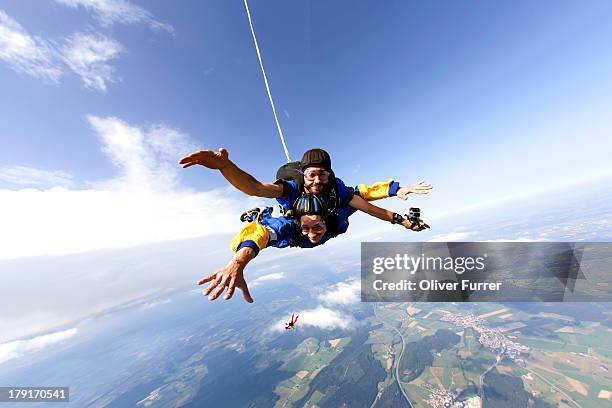 skydive - fallschirmspringer stock-fotos und bilder