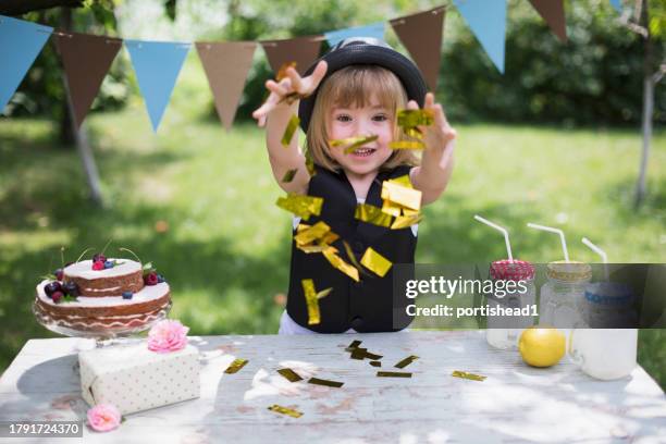 little boy celebrating birthday party - verjaardagskado stockfoto's en -beelden