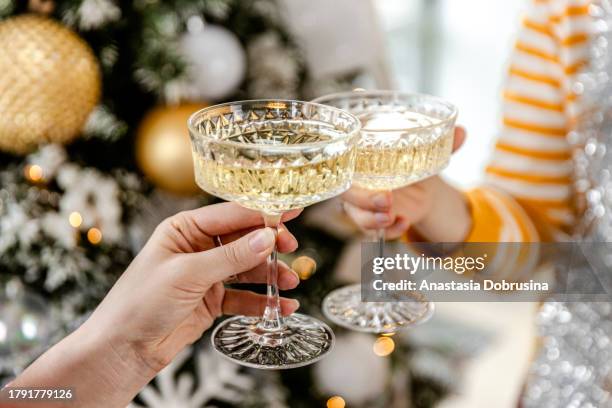 anstoßen mit champagner beim weihnachtsessen - prosecco glas stock-fotos und bilder