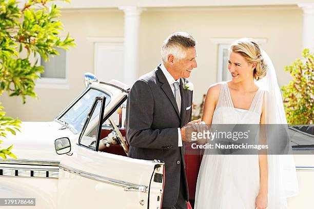 braut und vater holding hände mit dem auto - bride father stock-fotos und bilder