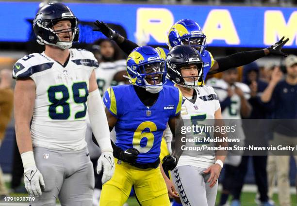 Inglewood, CA Place kicker Jason Myers of the Seattle Seahawks watches as his 55 yard field goal attempt misses in the fourth quarter of a NFL...