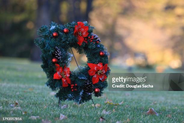 holiday wreath on a cemetery tomb - evergreen cemetery stock pictures, royalty-free photos & images