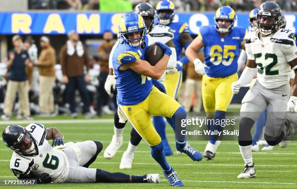 Inglewood, CA Los Angeles Rams' Cooper Kupp catches short pass as Seattle Seahawks' Quandre Diggs and Darrell Taylor gave chasesduring game action at...