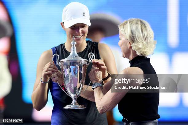 Iga Swiatek of Poland receives the Billie Jean King Trophy from Chris Evert after defeating Jessica Pegula of the United States in the singles final...