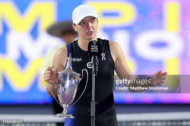 Iga Swiatek of Poland addresses the audiance at the trophy ceremony after defeating Jessica Pegula of the United States in the singles final on the...