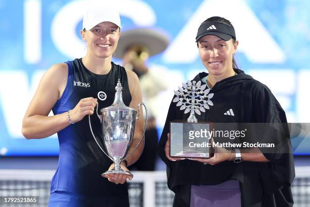 Iga Swiatek of Poland poses with Jessica Pegula of the United States after the singles final on the final day of the GNP Seguros WTA Finals Cancun...