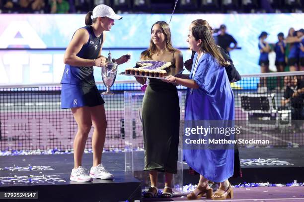 Iga Swiatek of Poland receives cupcakes celebrating her regaining the WTA singles ranking after defeating Jessica Pegula of the United States in the...