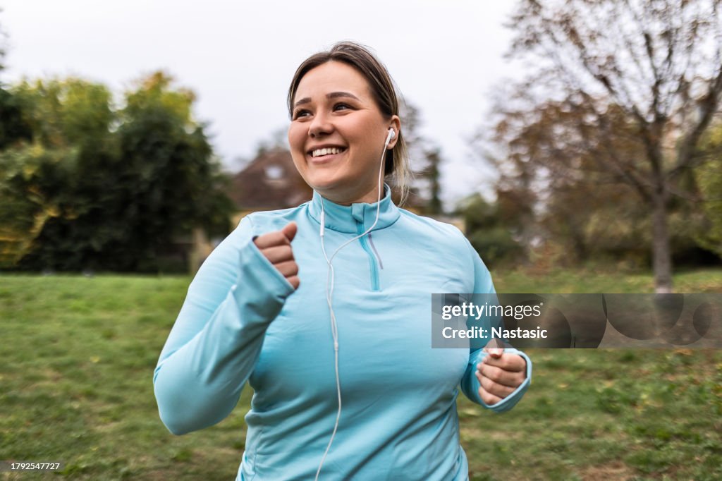 Femme trouvant de la joie dans chaque pas