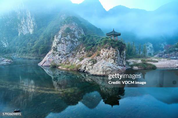 der morgen von wolryubong - südkorea stock-fotos und bilder