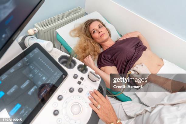 paciente caucásica adulta media acostada para ecografía hepática - hígado humano fotografías e imágenes de stock