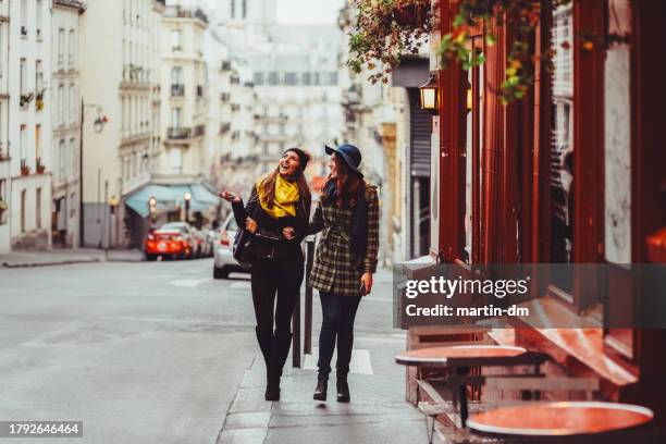 attractive women sightseeing in paris - paris springtime stock pictures, royalty-free photos & images