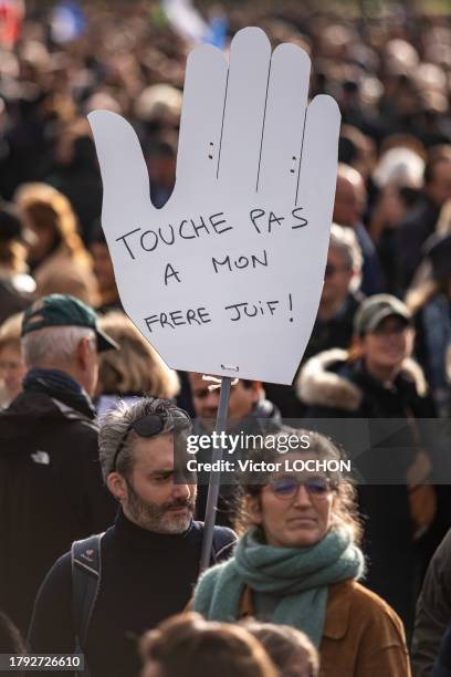 Pancarte représentant une main "Touche pas à mon juif" en référence au mouvement "Touche pas à mon pote" lors de la marche contre l'antisémitisme le...
