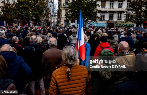 Face au Mémorial de la Résistance une femme porte un drapeau français lors du rassemblement pour la République et contre l'antisémitisme place...