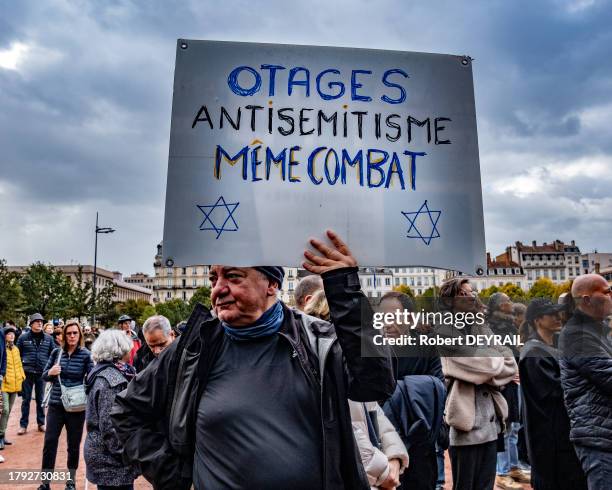 Pancarte "OTAGES ANTISEMITISME MÊME COMBAT" lors du rassemblement pour la République et contre l'antisémitisme place Bellecour le 12 novembre 2023 à...