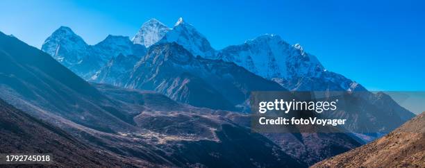 nepal thamserku kangtega con vista sulle fattorie sherpa khumbu himalaya montagne panorama - kangtega foto e immagini stock