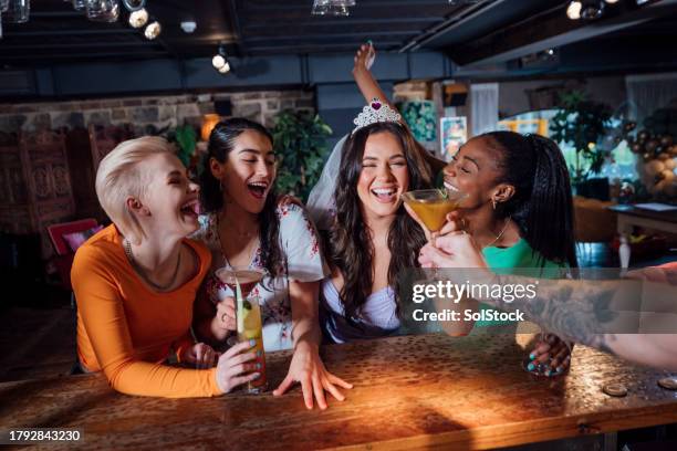 bester. nacht. jemals - junggesellinnenabschied stock-fotos und bilder