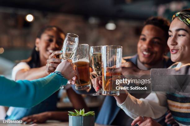 applausi all'amicizia - happy hour foto e immagini stock