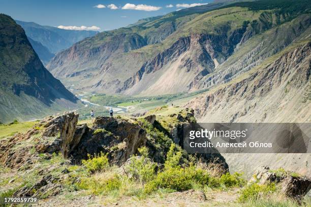 view of the chulyshman valley with the chulyshman river at the katu-yaryk mountain pass. altai republic, siberia, russia - verdigris river bildbanksfoton och bilder