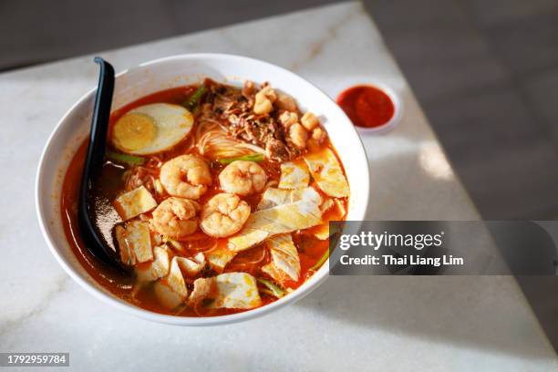 penang's popular street food, hokkien mee, is known for its spicy prawn broth. it's a delicious and flavorful dish that's a must-try for anyone visiting penang, malaysia. - hokkien mee stock pictures, royalty-free photos & images