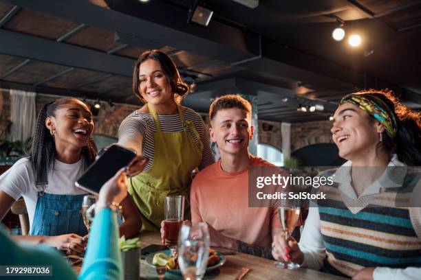 paying for food and drinks - restaurant employees group stock pictures, royalty-free photos & images