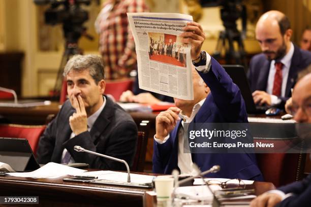 Un diputado muestra una noticia durante un pleno en el Parlament balear, a 14 de noviembre de 2023, en Palma de Mallorca, Mallorca, Baleares . Los...