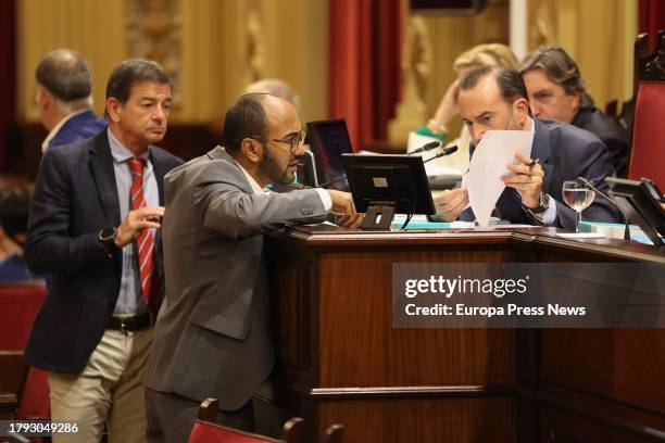 El diputado del PSOE Omar Lamin , conversa con el presidente del Parlament balear, Gabriel Le Senne , durante un pleno en el Parlament balear, a 14...