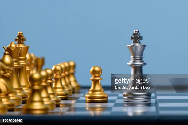 brave pawn chess moves towards the king - 卒子 個照片及圖片檔