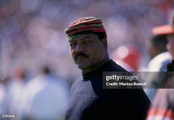 Hall of Fame running back Jim Brown looks on during a game between the Cleveland Browns and the Los Angeles Raiders at the Los Angeles Memorial...