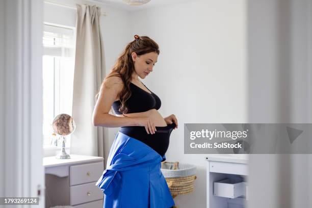 pregnant woman getting ready for work - roupa de grávida imagens e fotografias de stock