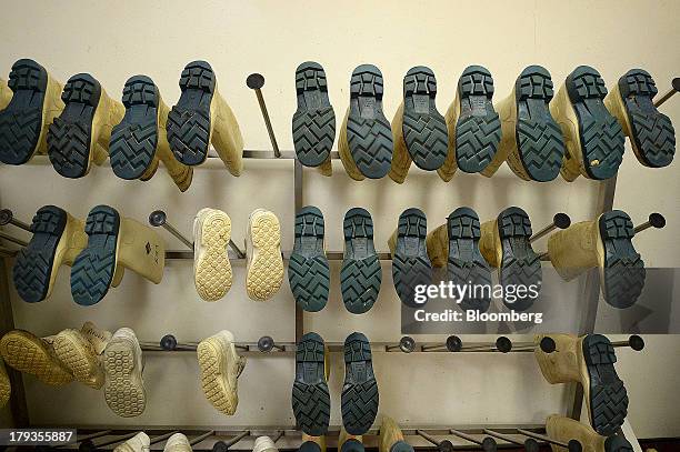 Food Plant Boot Racks 22 Meat Free Food Manufacturer Quorn Foods Plant Factory Tour Stock ...