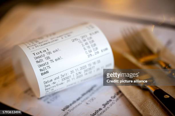 November 2023, Lower Saxony, Wilhelmshaven: A bill with sales tax and VAT is on the menu of a restaurant. The hotel and restaurant association Dehoga...